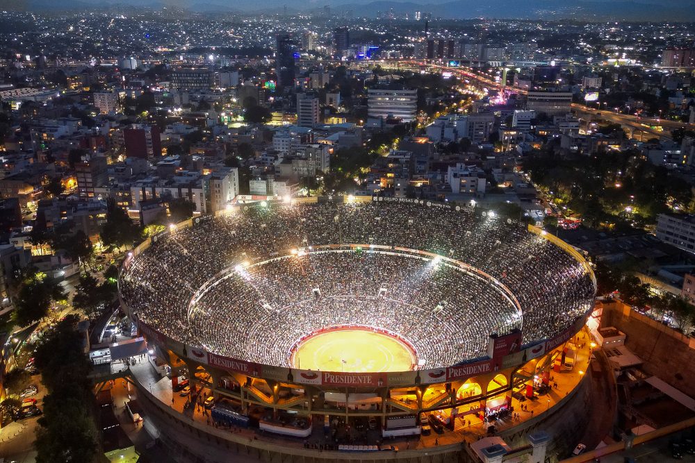 Luftaufnahme der Monumental Plaza de Toros Mexico während eines Stierkampfes in Mexiko-Stadt (Bild: Rodrigo Oropeza/AFP)