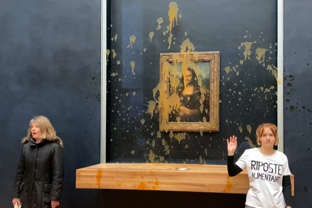 Leonardo da Vincis Gemälde "Mona Lisa" im Pariser Louvre-Museum wurde mit Suppe beworfen - das Gemälde ist zum Glück gut geschützt (Bild: David Cantiniaux/AFPTV/AFP)