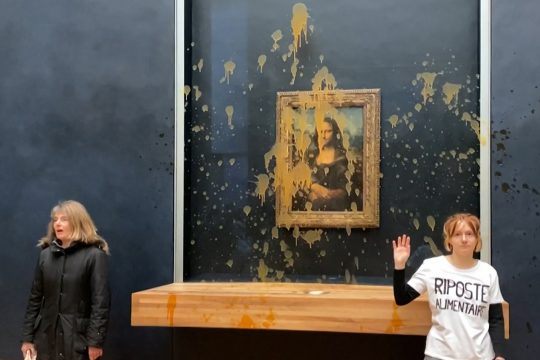 Leonardo da Vincis Gemälde "Mona Lisa" im Pariser Louvre-Museum wurde mit Suppe beworfen - das Gemälde ist zum Glück gut geschützt (Bild: David Cantiniaux/AFPTV/AFP)