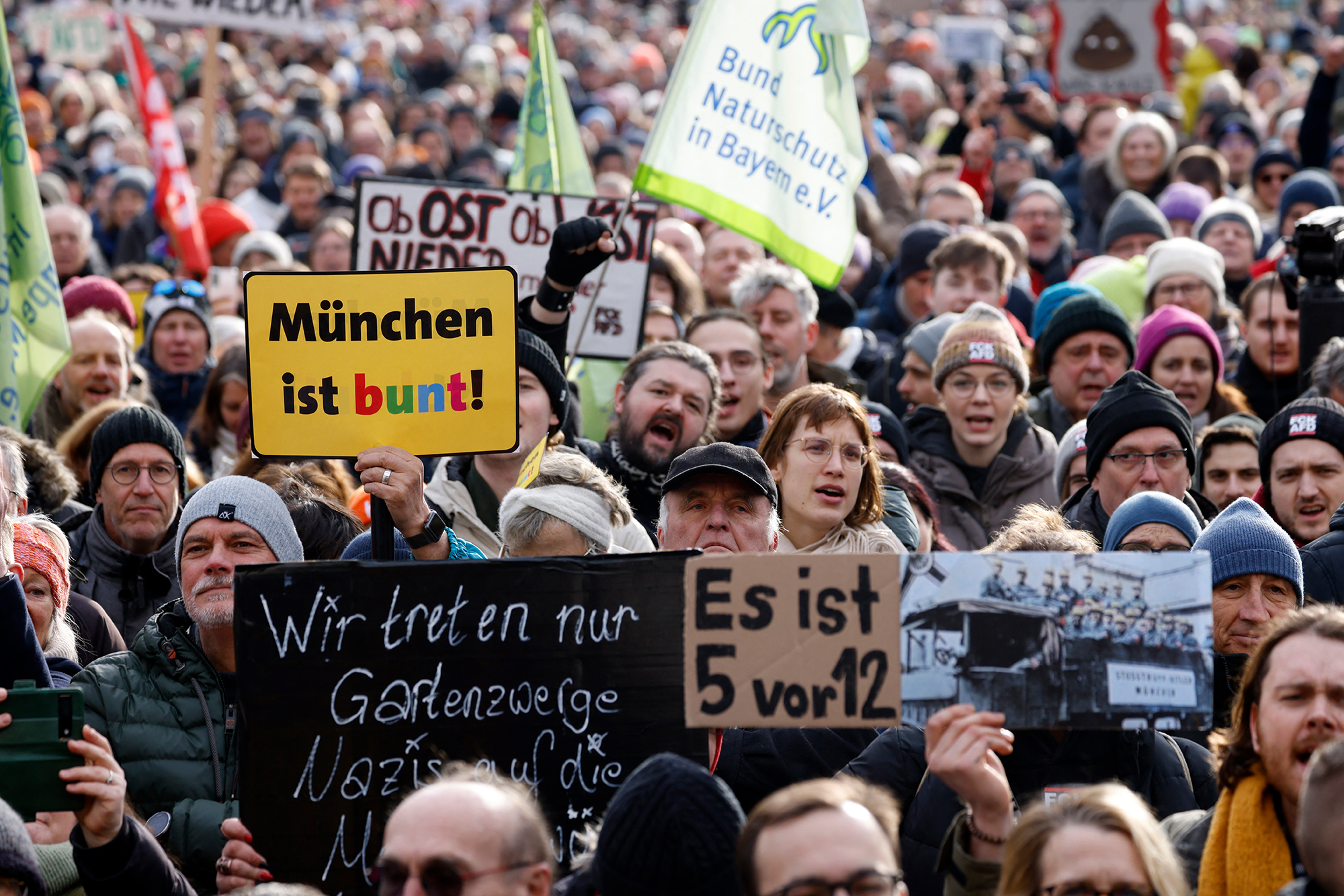 Demonstranten in München vor dem Abbruch (Bild: Michaela Stache/AFP)