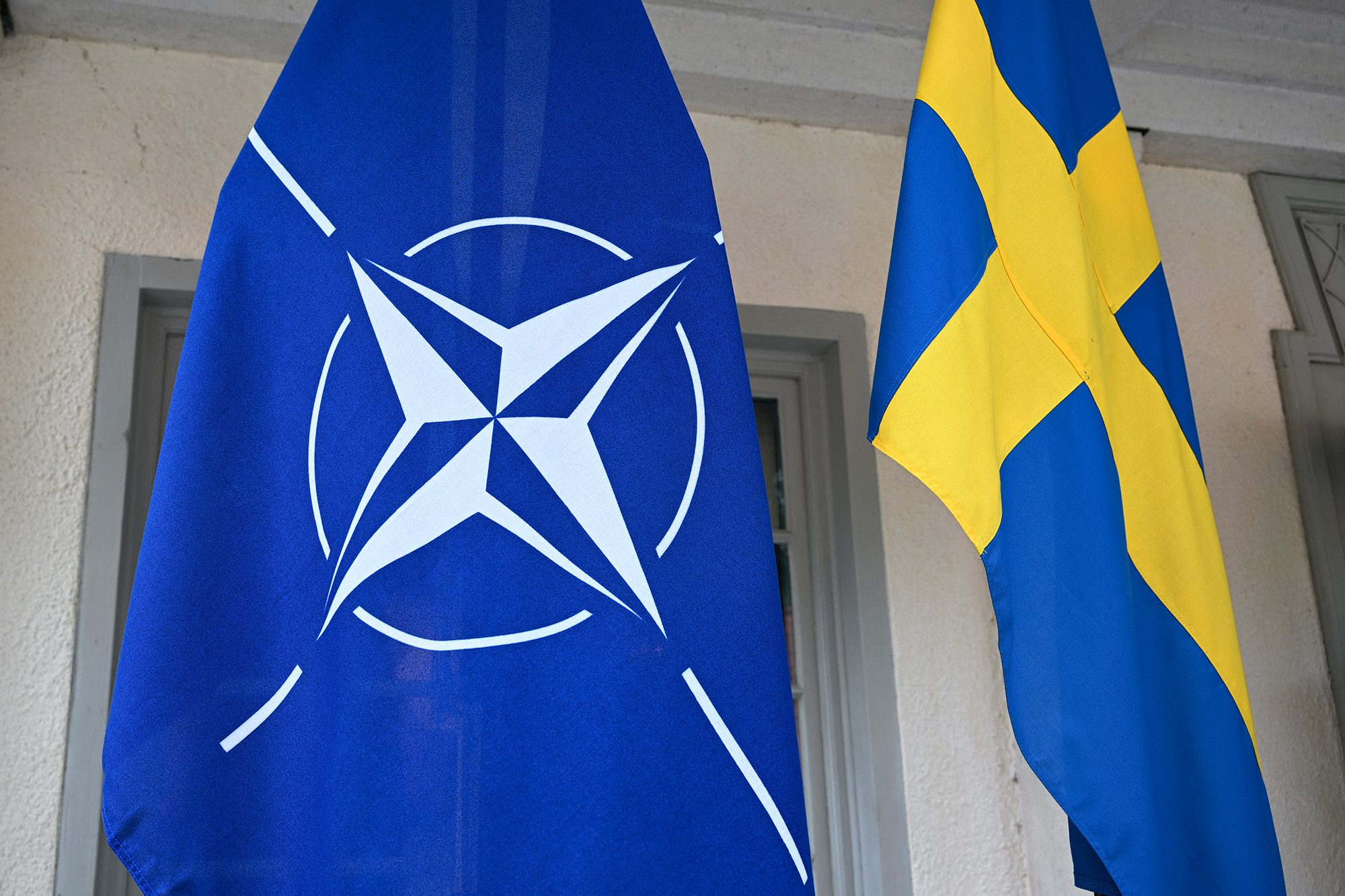 Die Flaggen von Nato und Schweden (Bild: Henrik Montgomery/TT News Agency/AFP)
