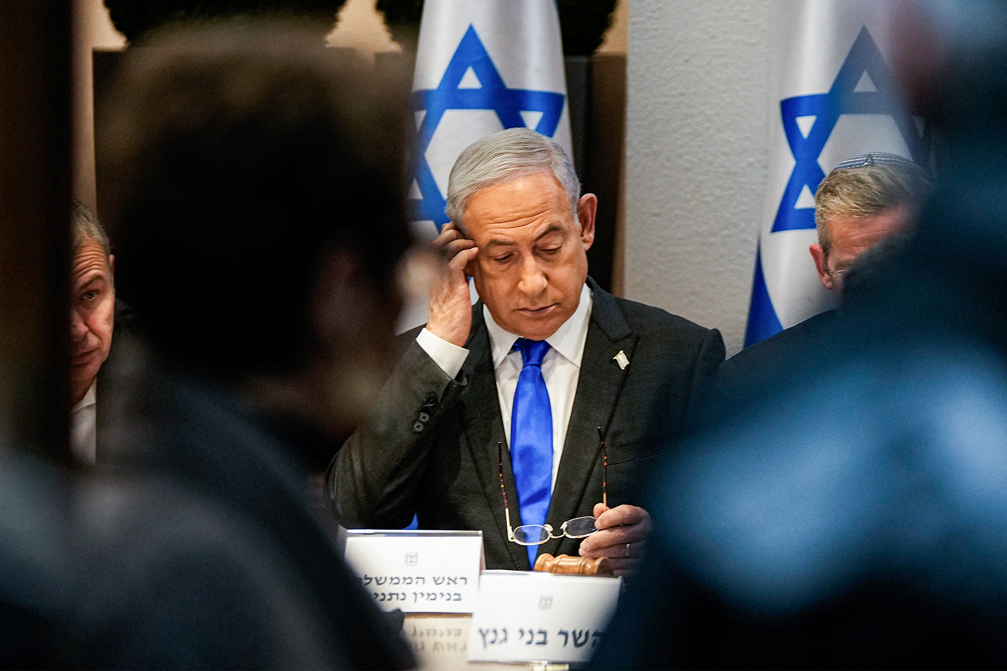 Der israelische Premier Benjamin Netanjahu bei einer Regierungssitzung Ende Dezember (Bild: Ohad Zwigenberg/AFP)
