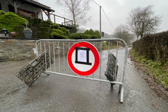 Wegen des Hochwassers ist der Gemeindeweg von Ouren zum Dreiländereck gesperrt (Bild: Tim Hagelstein/BRF)