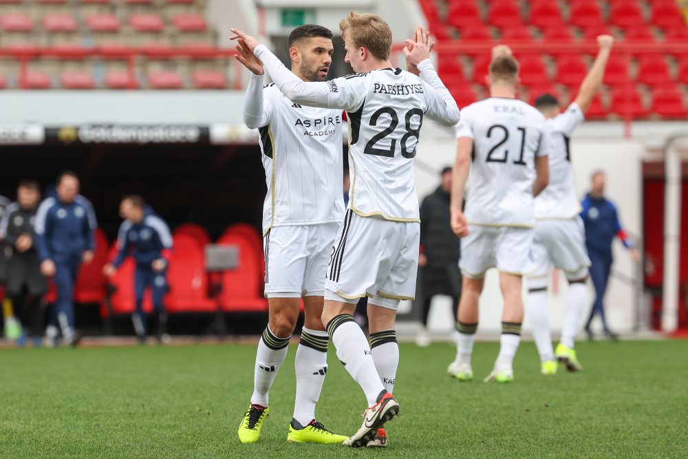 Geschafft: Victor Palsson und Rune Paeshuyse klatschen sich ab nach dem 1:0-Sieg bei RWDM mit drei Tagen Verspätung (Bild: Virginie Lefour/Belga)