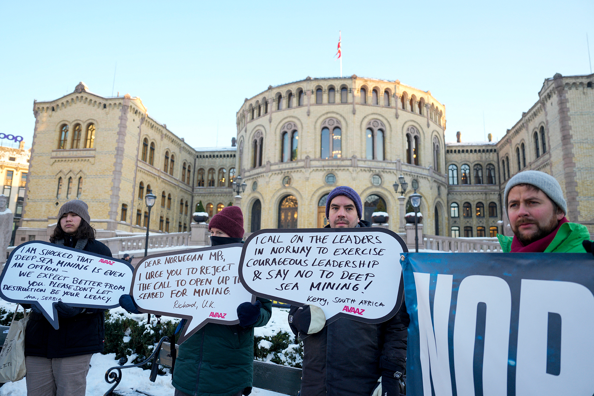 Protest gegen den Tiefseebergbau vor dem norwegischen Parlament in Oslo