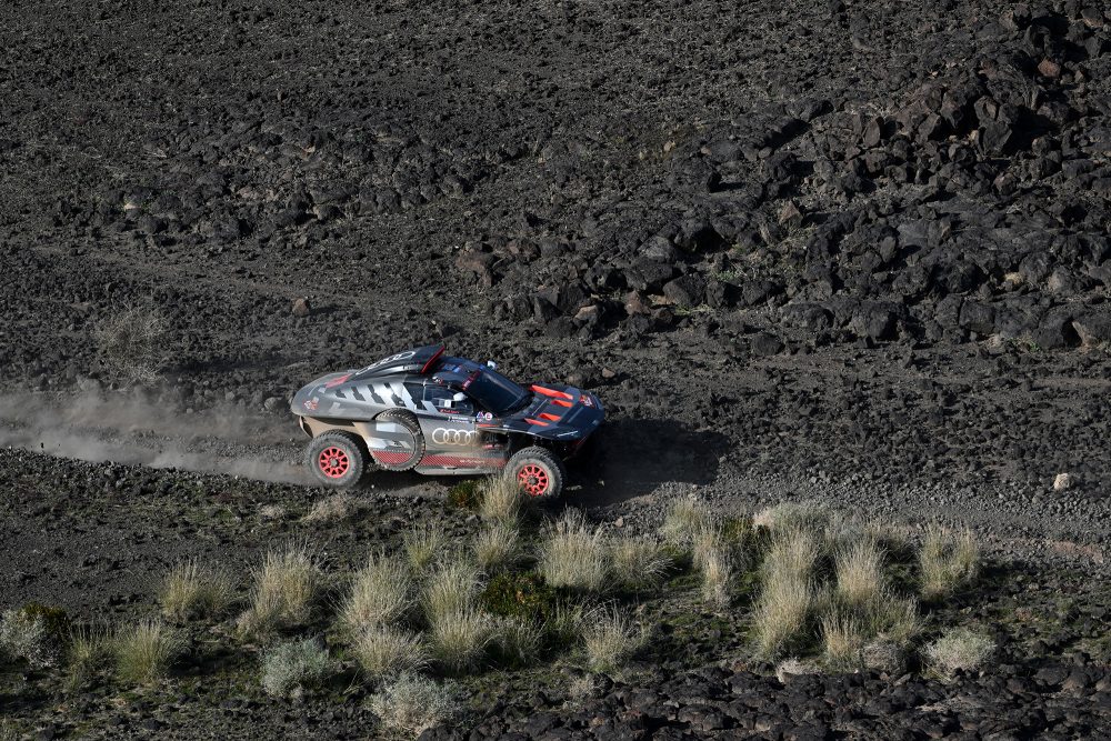 Stephane Peterhansel und sein Co-Pilot Edouard Boulanger vom Team Audi Sport (Bild: Patrick Hertzog/AFP)