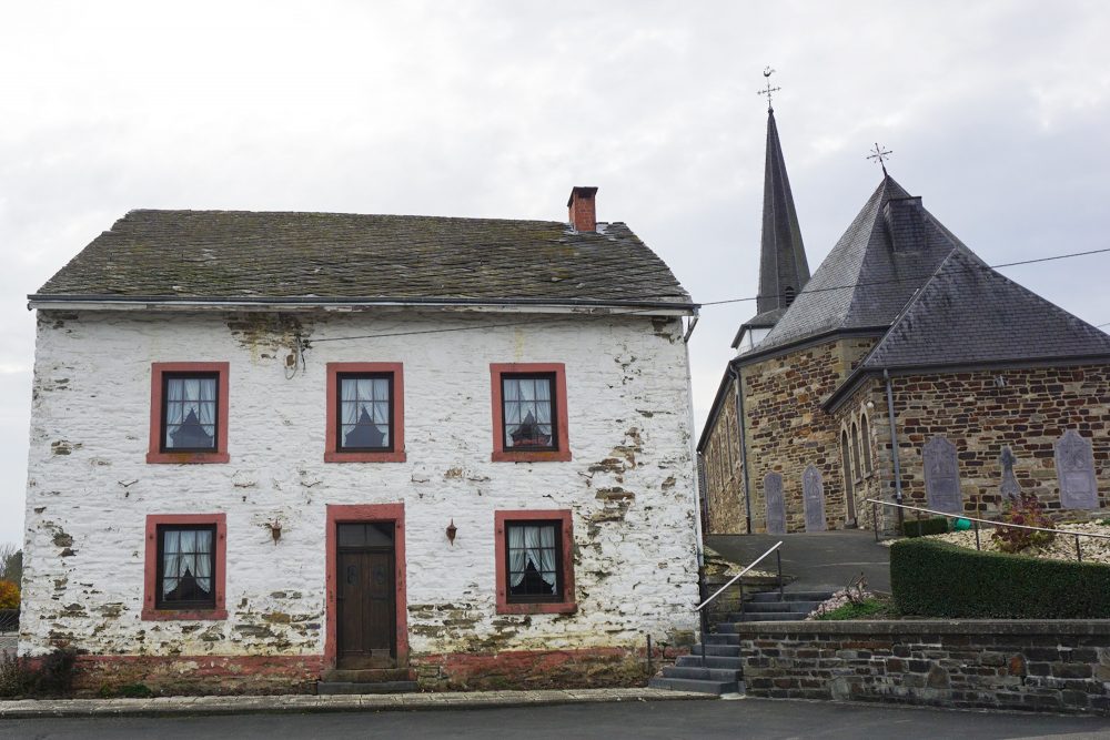 Pfarrhaus und Kirche in Aldringen (Archivbild: Stephan Pesch/BRF)