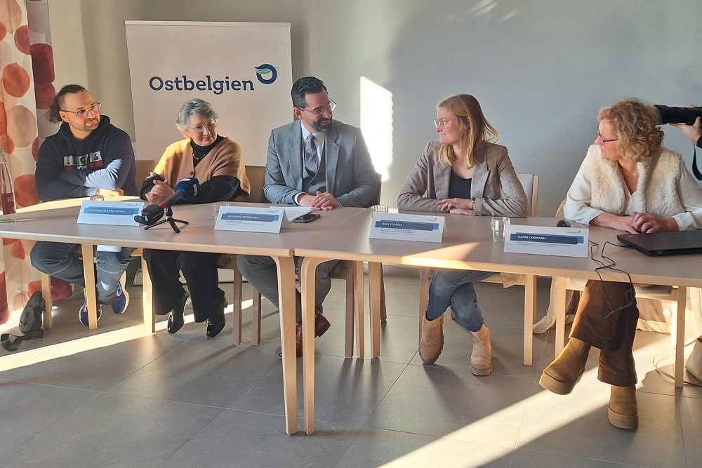 Patrick Scholl, Giovanna Scholl, Minister Antonios Antoniadis, Nina Schäfer (DSL) und Karin Cormann (Ministerium) ziehen Bilanz (Bild: Gudrun Hunold/BRF)