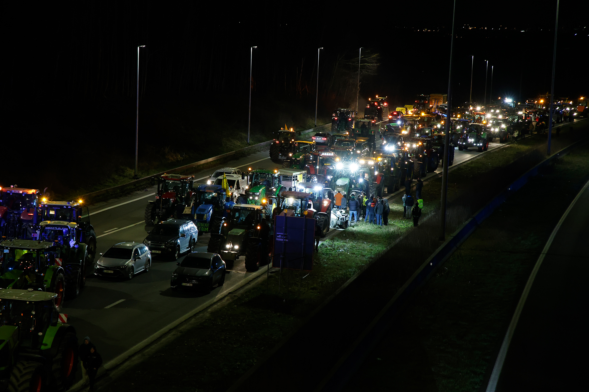 Bauernproteste auf der Autobahn bei Halle (Bild: Nicolas Maeterlinck/Belga)