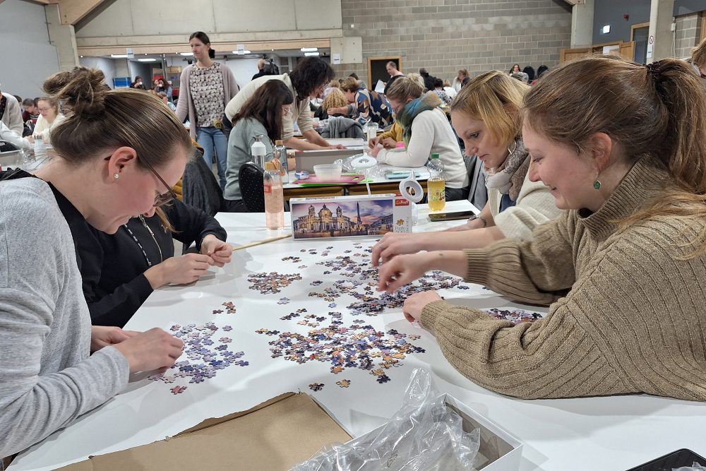 "Acht-Stunden-Puzzeln" in Oudler (Bild: Dogan Malicki/BRF)