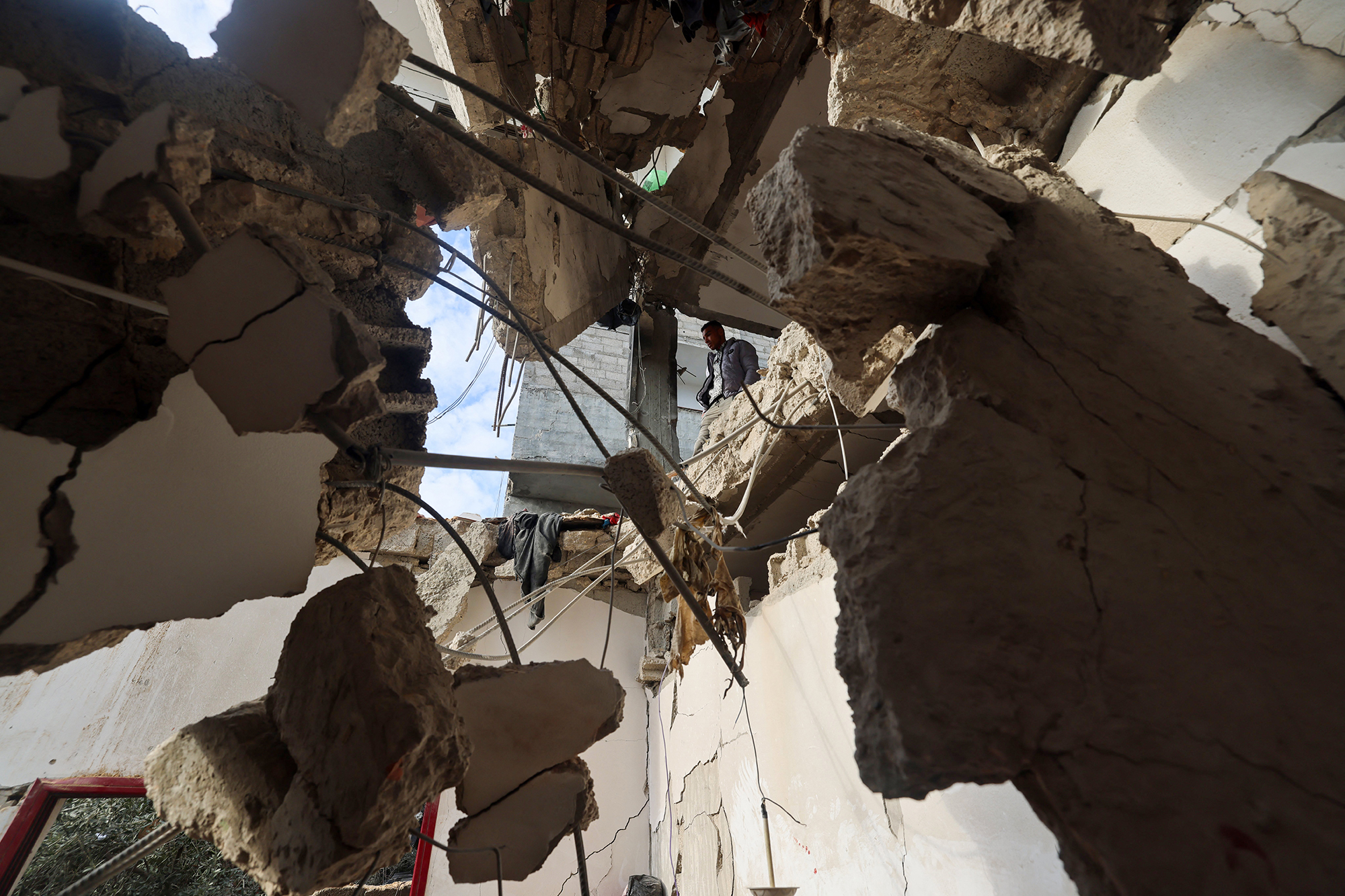 Trümmer eines Gebäudes, das während des israelischen Bombardements in Rafah im südlichen Gazastreifen beschädigt wurde (Bild: AFP)