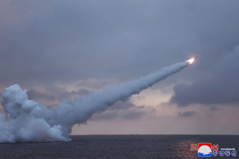 Dieses am 28. Januar 2024 aufgenommene und von Nordkoreas offizieller Koreanischer Zentraler Nachrichtenagentur (KCNA) am 29. Januar veröffentlichte Bild zeigt einen Testabschuss des von einem U-Boot abgefeuerten strategischen Marschflugkörpers "Pulhwasal-3-31" an einem nicht genannten Ort in Nordkorea (Bild: KCNA via KNS/AFP)