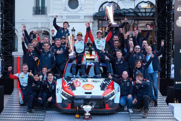 Thierry Neuville, Martijn Wydaeghe und das Hyundai-Team starten die Saison mit dem Sieg in Monte-Carlo (Bild: Romain Thuillier/Hyundai Motorsport GmbH)