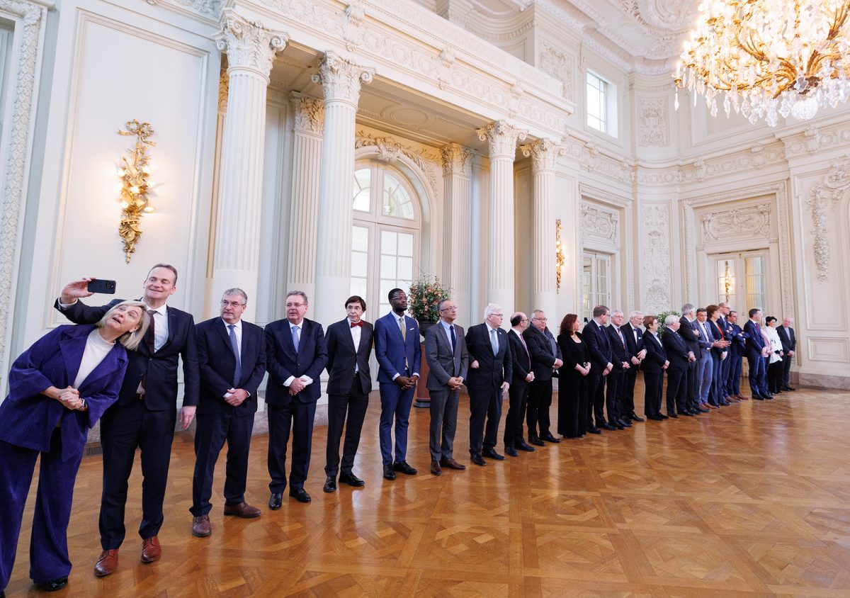 Auch DG-Ministerpräsident Paasch (2.v.l.) war beim Neujahrsempfang auf Schloss Laeken dabei (Bild: Benoit Doppqgne/Belga)