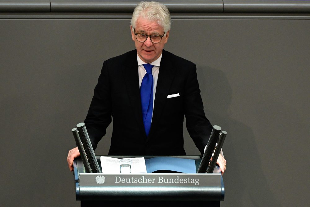 Marcel Reif bei der Rede im deutschen Bundestag (Bild: Tobias Schwarz/AFP)