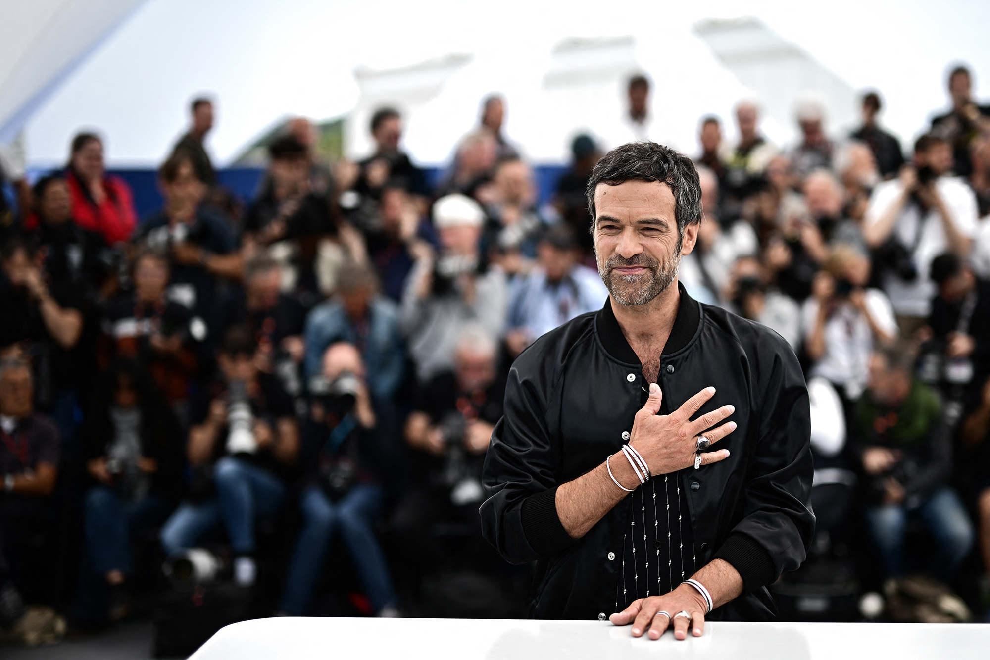 Romain Duris beim Filmfest in Cannes 2023 (Bild: Loic Venance/AFP)