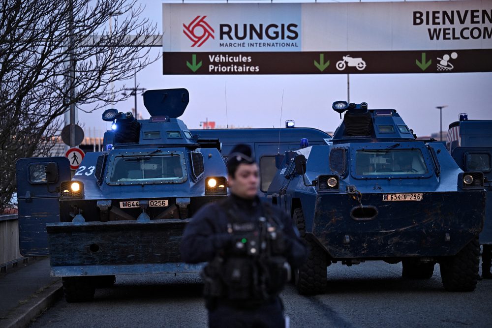 Gepanzerte Gendarmeriefahrzeuge in Rungis, südlich von Paris, an einem Eingang zum Lebensmittelgroßmarkt (Bild: Julien de Rosa/AFP)