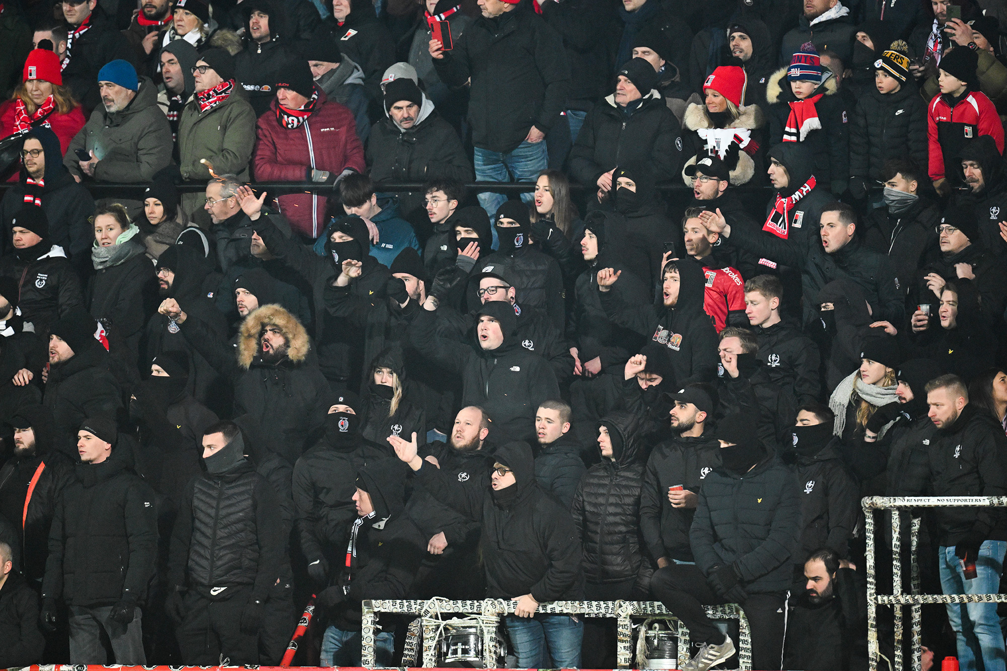 RWDM-Fans beim Spiel gegen AS Eupen (Bild: John Thys/Belga)