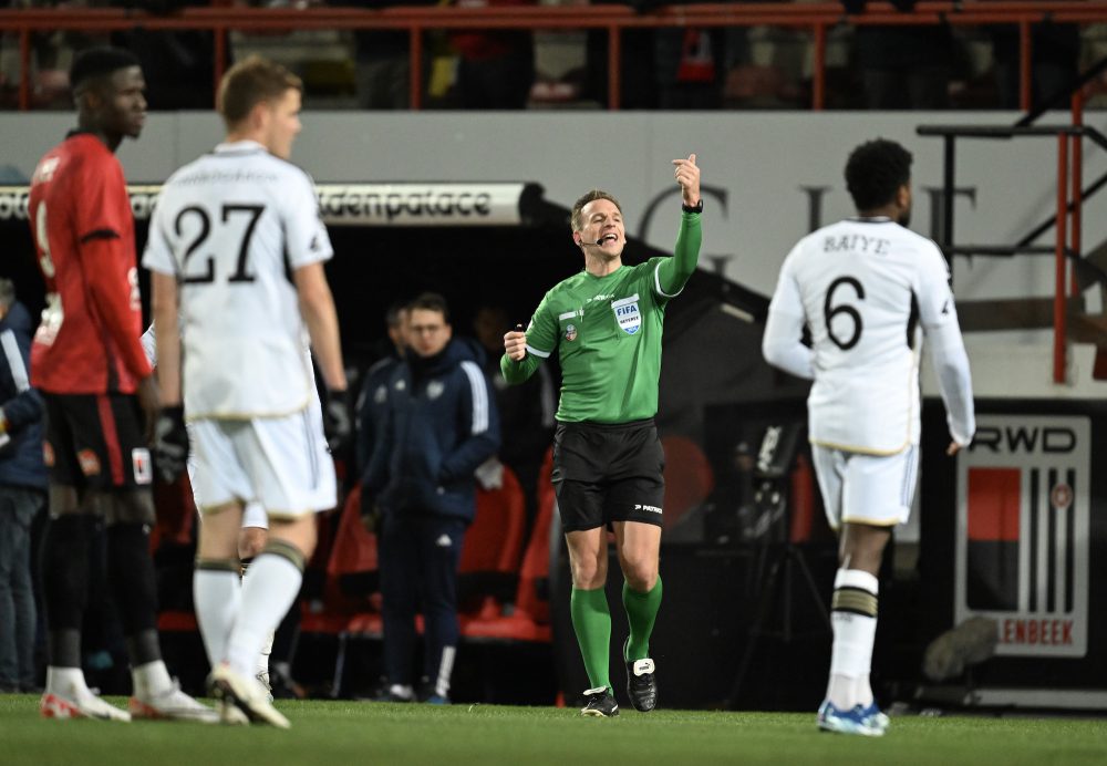 Nathan Verboomen bricht das Spiel vorzeitig ab. (Bild: John Thys/Belga)