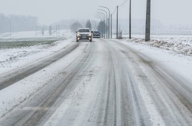 Autos auf einer schneebedeckten Straße