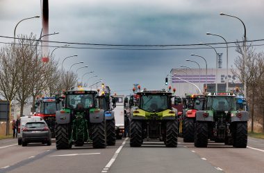 Landwirte blockierten am Dienstag unter anderem die Zufahrtsstraßen zum Hafen von Zeebrügge (Bild: Kurt Desplenter/Belga)