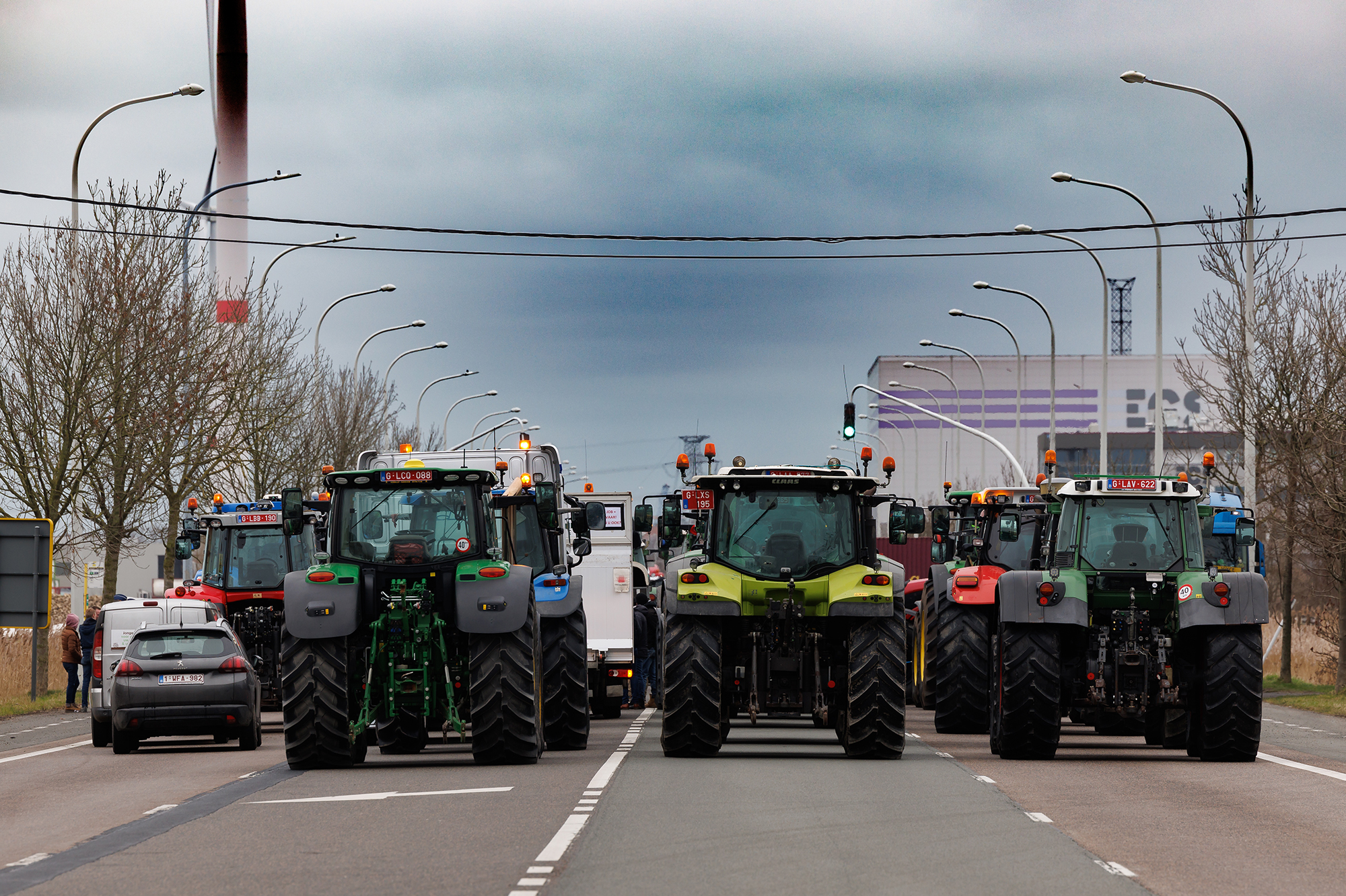 Landwirte blockierten am Dienstag unter anderem die Zufahrtsstraßen zum Hafen von Zeebrügge (Bild: Kurt Desplenter/Belga)