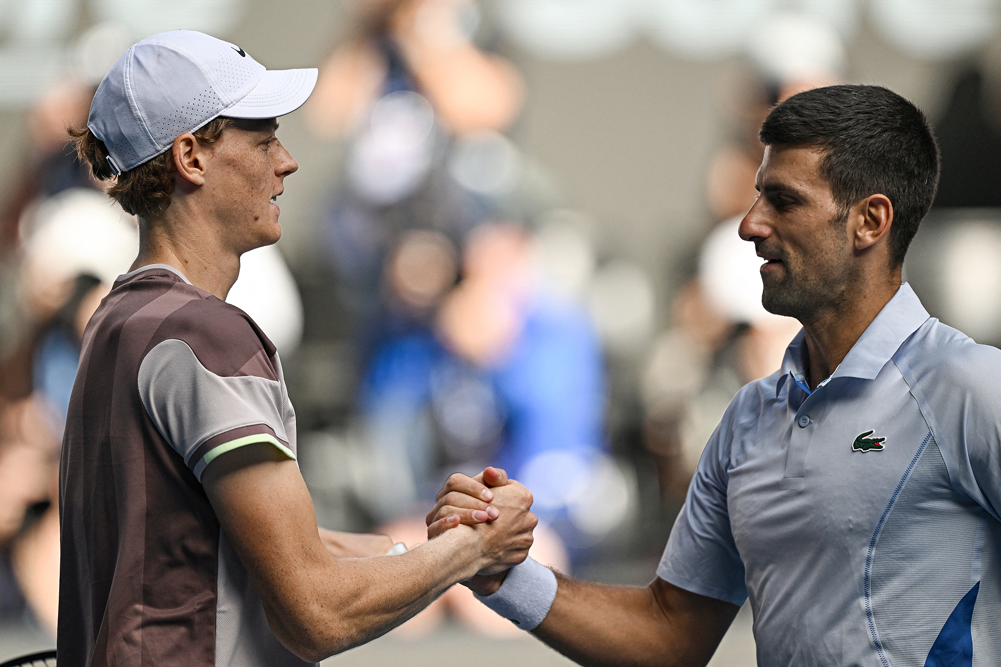 Jannik Sinner und Novak Djokovic am Freitag in Melbourne (Bild: Lillian Suwanrumpha/AFP)