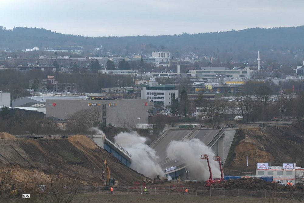 Sprengung der Haarbachtalbrücke (Screenshot: Autobahn GmbH des Bundes)