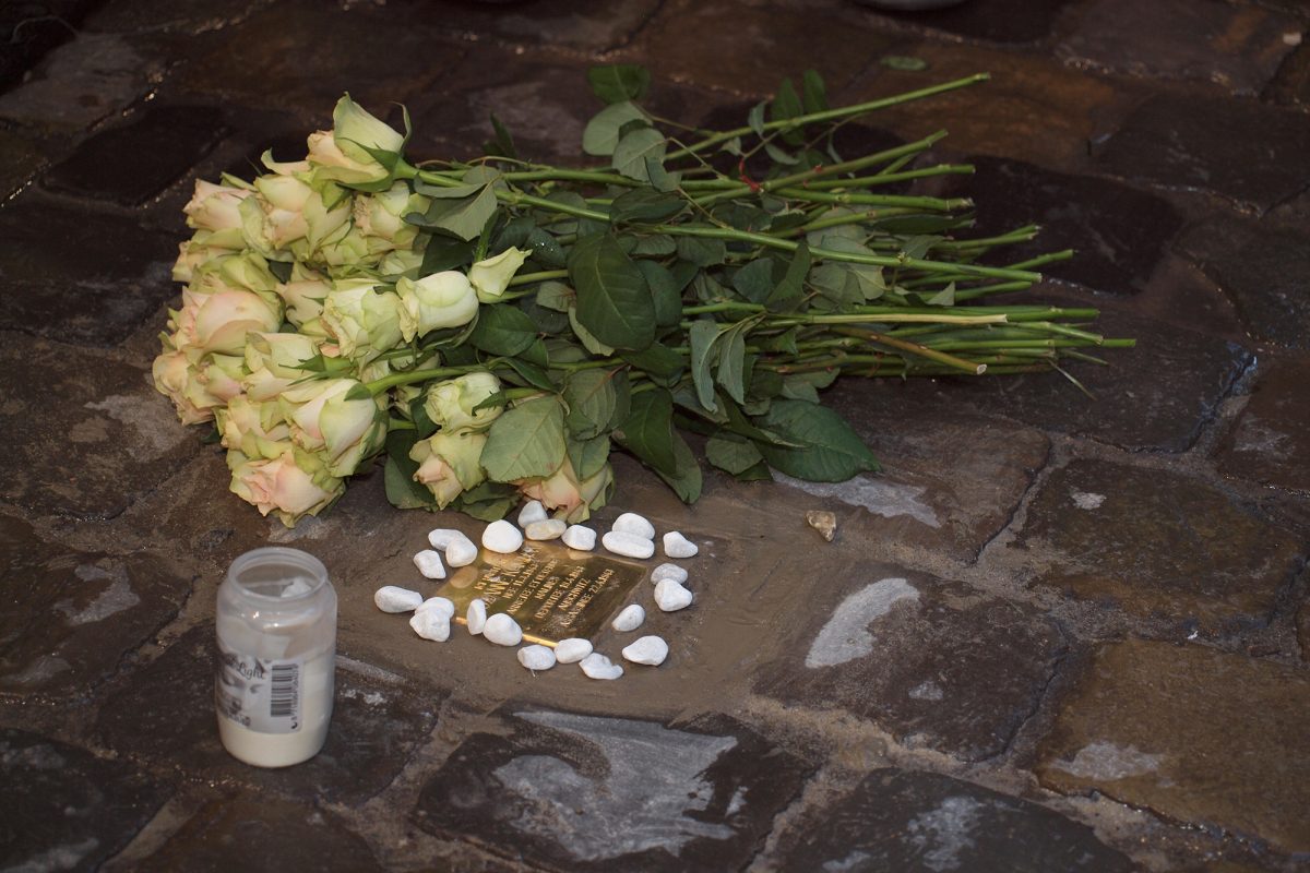 Dieser Stolperstein erinnert in Brüssel an das Schicksal von Suzanne Kaminski, die im Alter von gerade mal sechs Wochen von den Nazis ermordet wurde (Bild: Boris Schmidt/BRF)