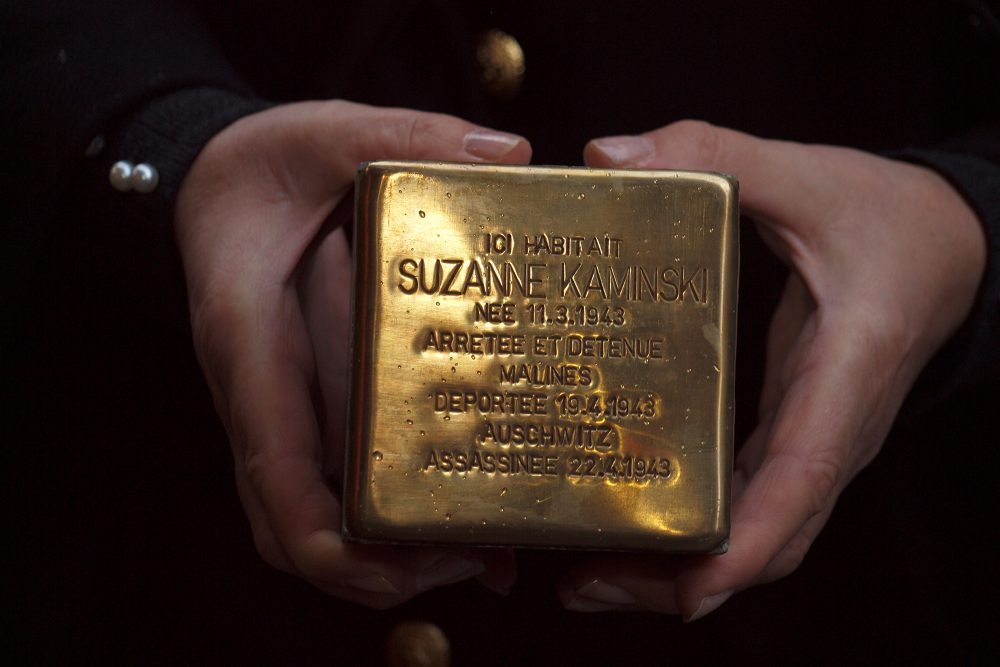 Dieser Stolperstein erinnert in Brüssel an das Schicksal von Suzanne Kaminski, die im Alter von gerade mal sechs Wochen von den Nazis ermordet wurde (Bild: Boris Schmidt/BRF)