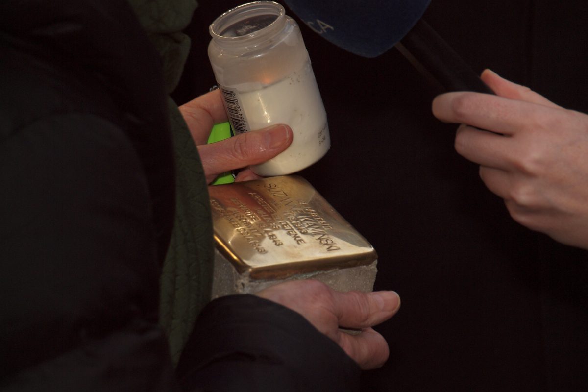 Dieser Stolperstein erinnert in Brüssel an das Schicksal von Suzanne Kaminski, die im Alter von gerade mal sechs Wochen von den Nazis ermordet wurde (Bild: Boris Schmidt/BRF)