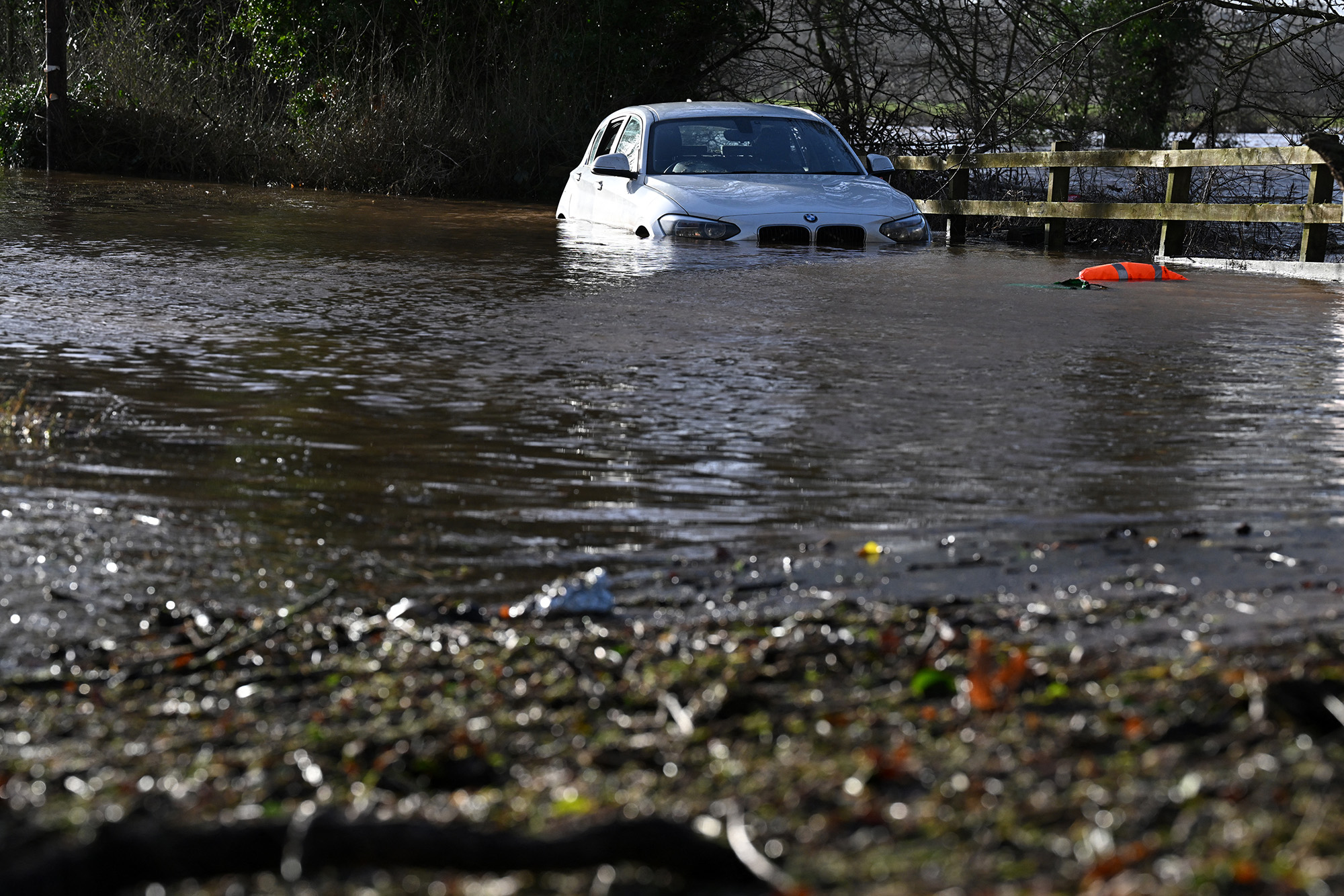 Der Sturm "Isha" hat in Teilen Großbritanniens und Irlands schwere Verkehrsbehinderungen verursacht (Bild: Paul Ellis/APF)