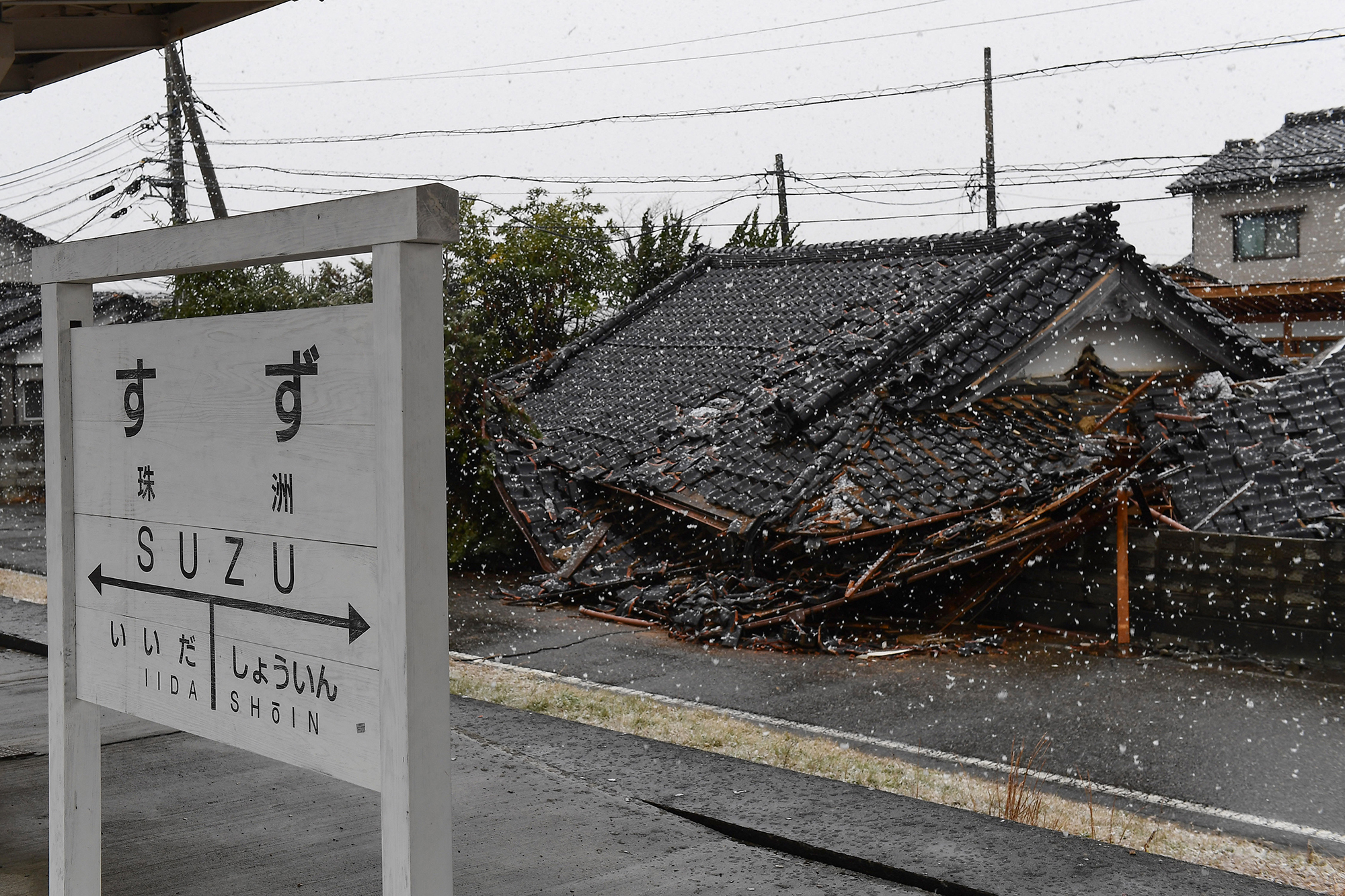 Eingestürztes Haus in der Stadt Suzu in der Präfektur Ishikawa (Bild: Toshifumi Kitamura/AFP)