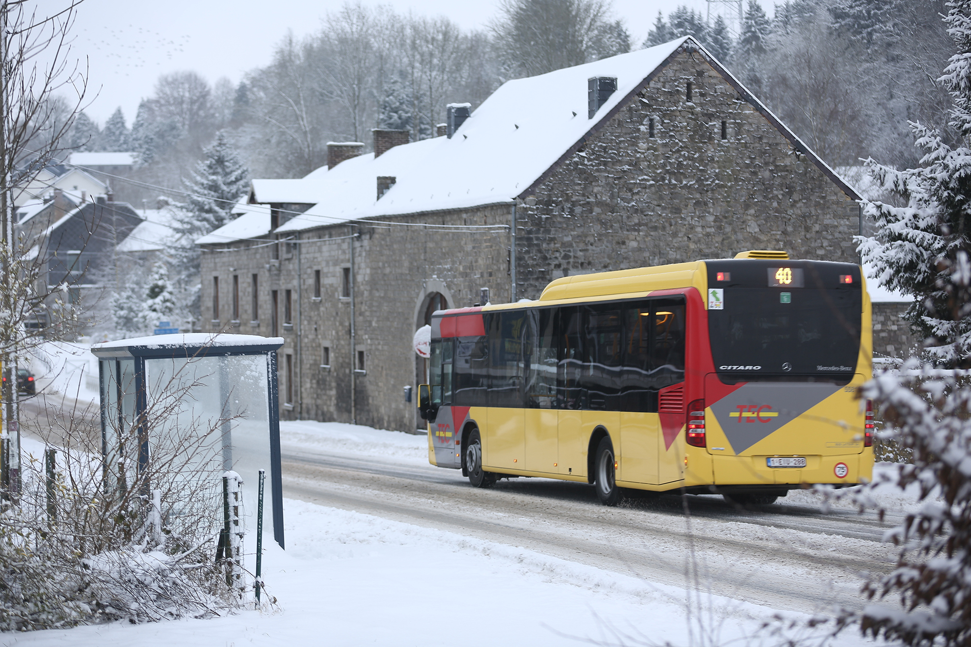 TEC-Bus im Schnee (Bild: Bruno Fahy/Belga)