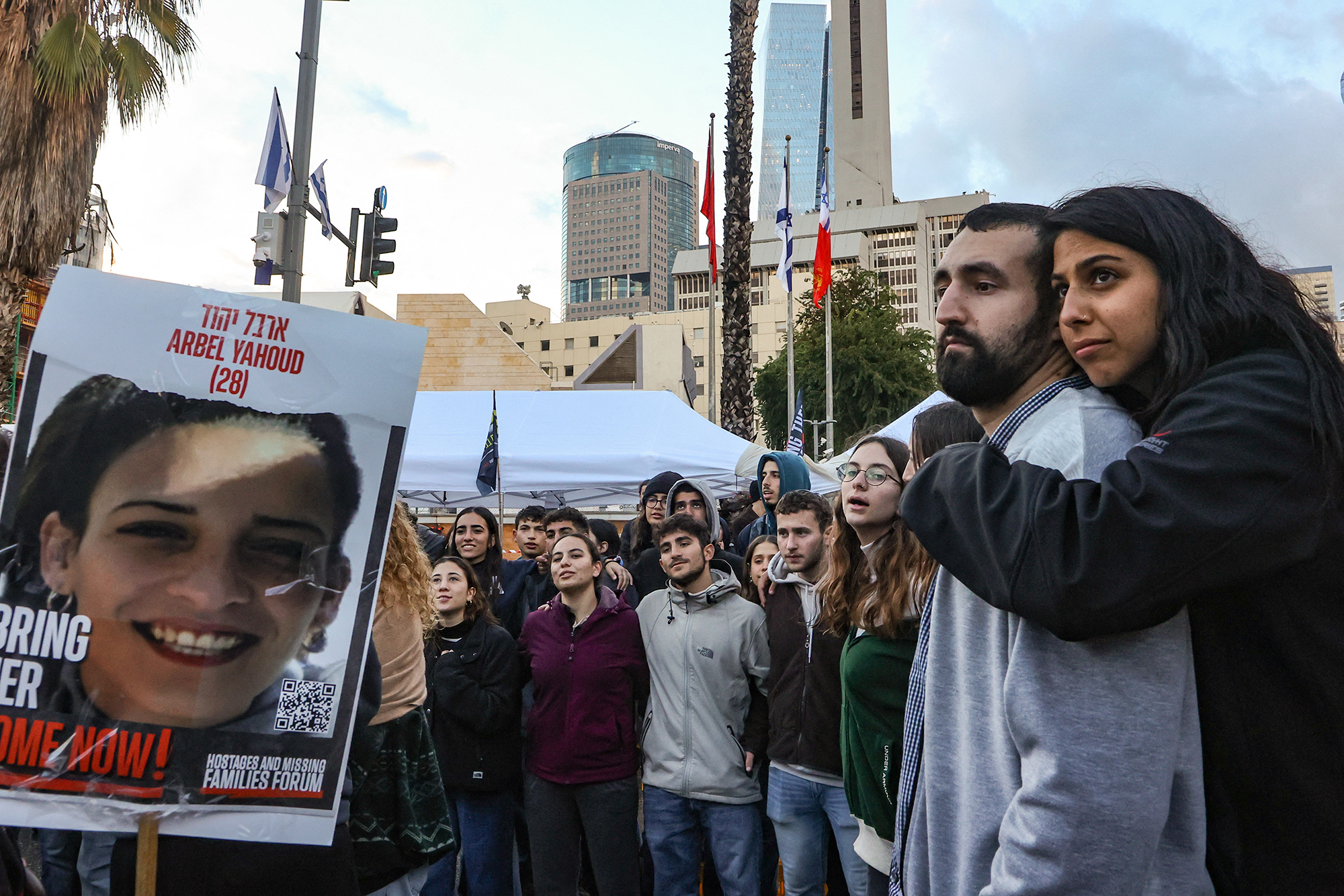 Tausende Menschen fordern bei einer Massenkundgebung in Tel Aviv die Freilassung der Gaza-Geiseln (Bild: Gil Cohen-Magen/AFP)