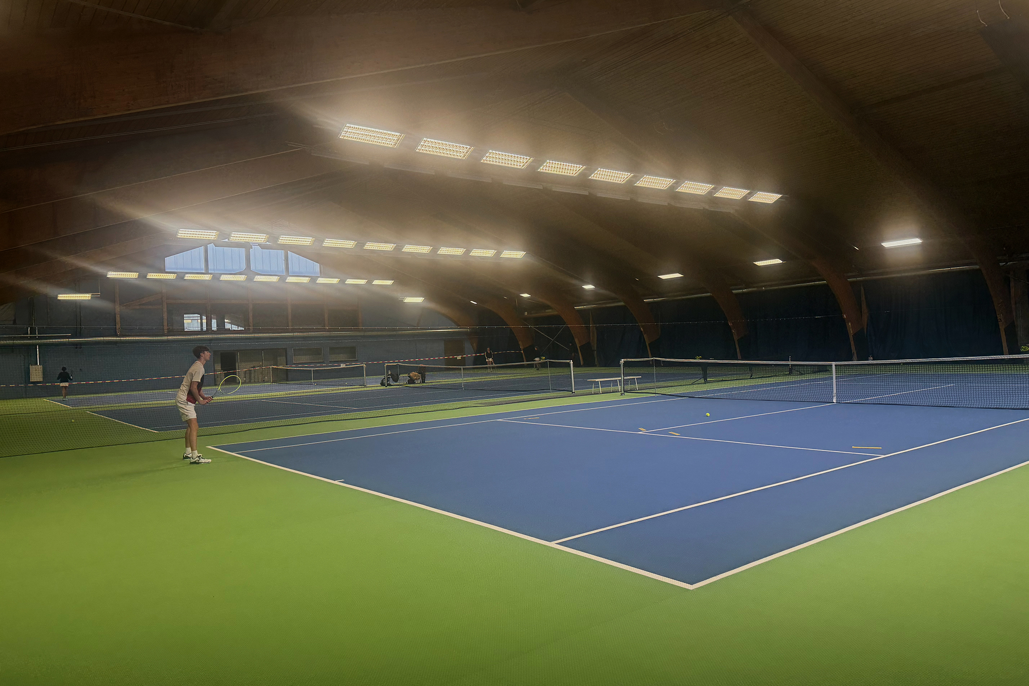 Die Tennishalle erstrahlt in neuem Glanz (Bild: Christophe Ramjoie/BRF)