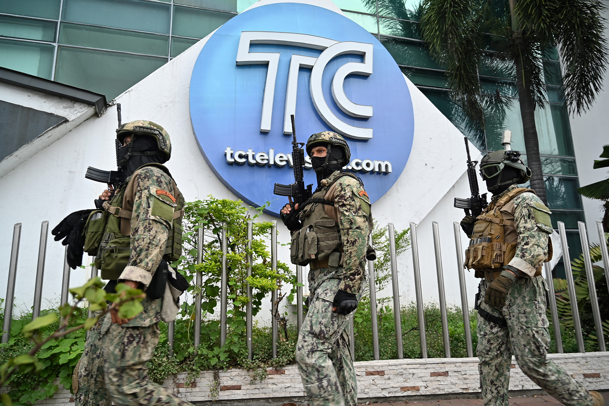 Polizeieinsatz vor dem Gebäude des ecuadorianischen Fernsehsenders TC in Guayaquil (Bild: Marcos Pin/AFP)