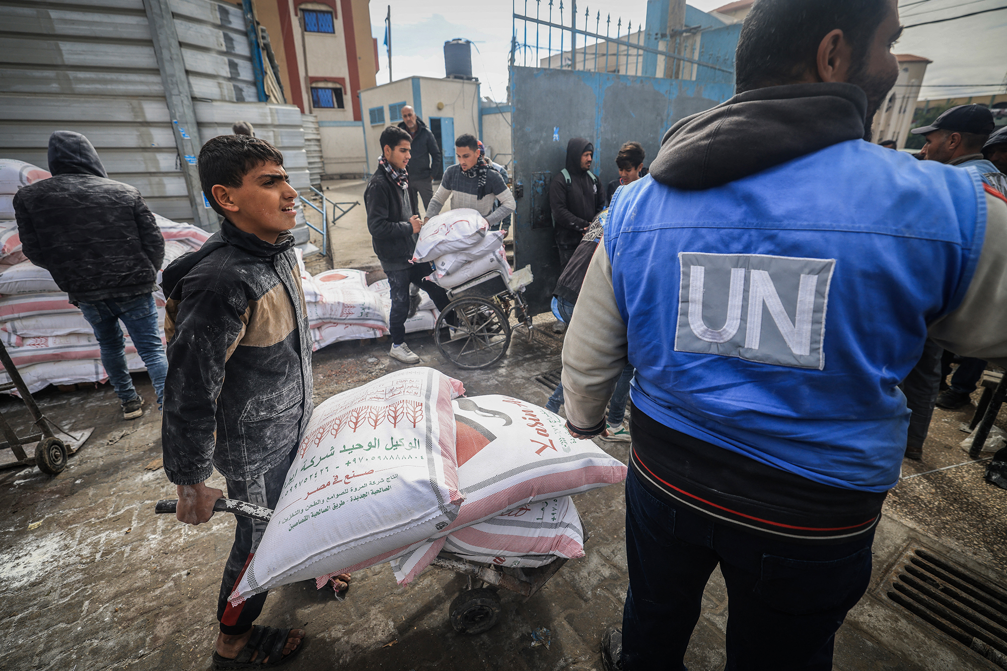 Mitarbeiter des UN-Hilfswerks für palästinensische Flüchtlinge in Rafah im Süden des Gazastreifens (Bild: AFP)