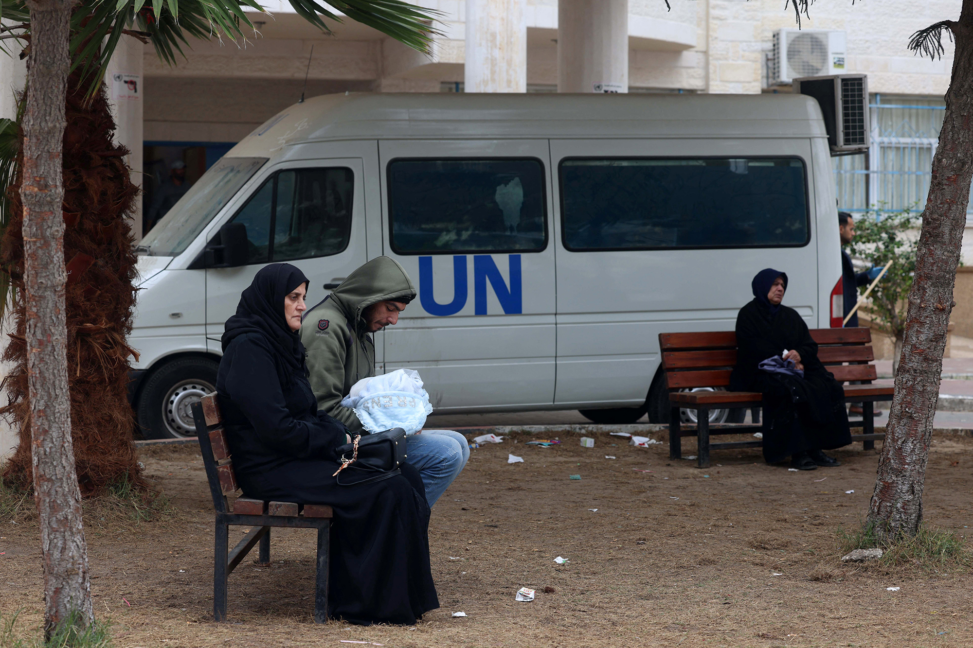 Palästinenser warten vor einer Klinik des Hilfswerks der Vereinten Nationen für Palästinaflüchtlinge (UNRWA) (Bild: AFP)