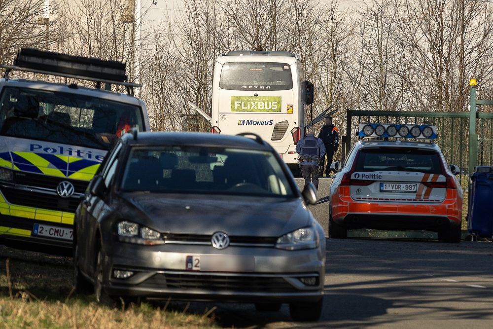 Drei Personen in Reisebus wegen Anschlagsverdachts festgenommen (Bild: James Arthur Gekiere/Belga)