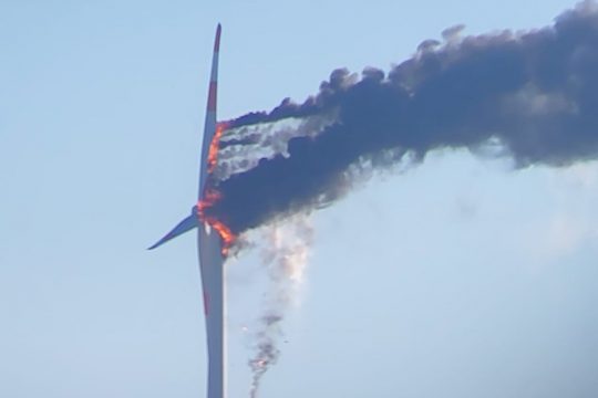 Windrad fängt Feuer bei Krewinkel (Bild: privat)