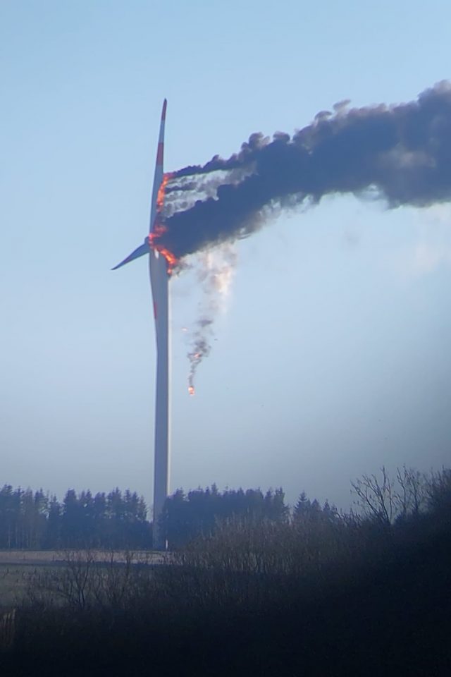 Windrad fängt Feuer bei Krewinkel (Bild: privat)