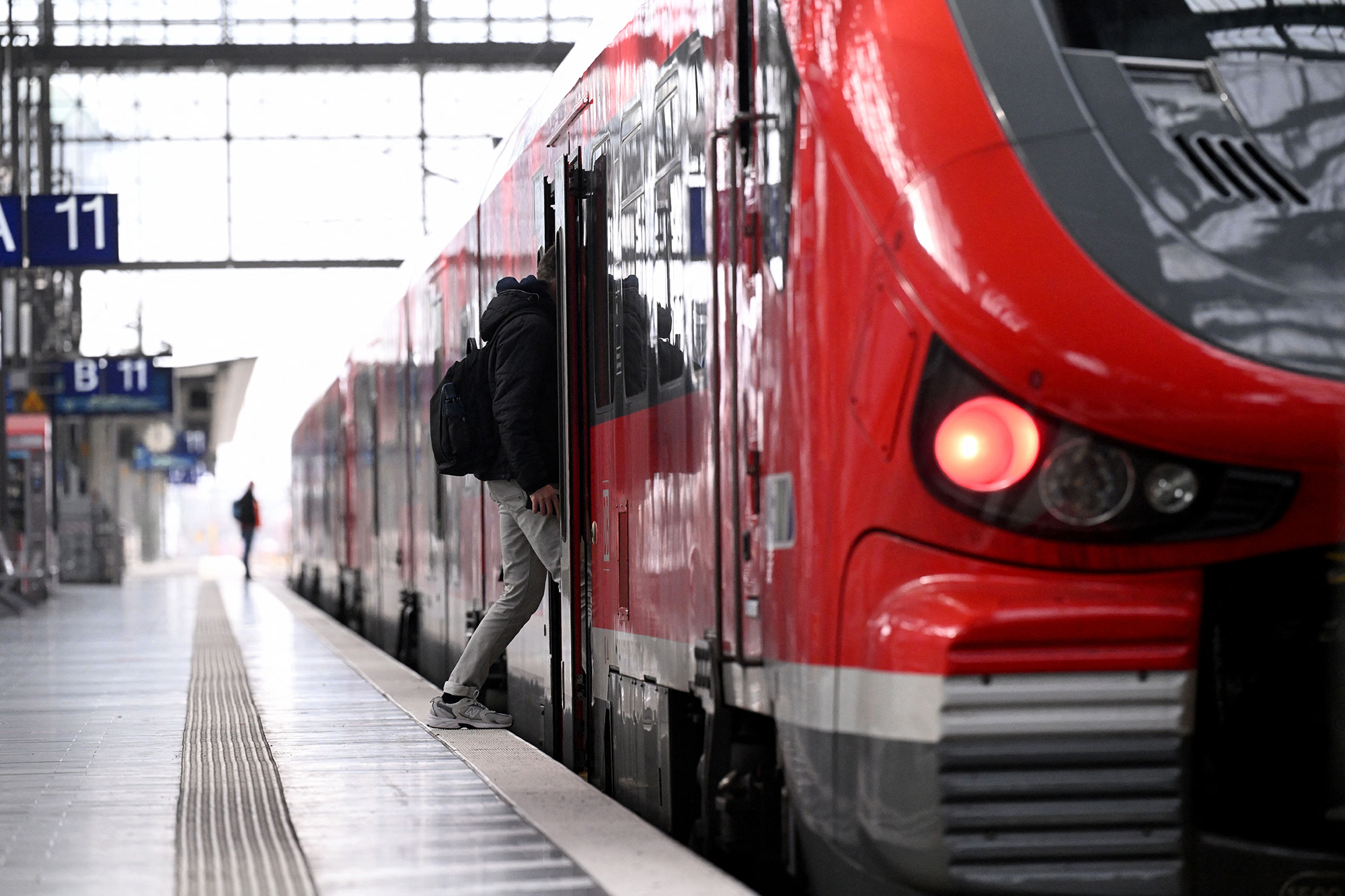 Auf dem Bahnhof Frankfurt am Donnerstag (Bild: Kirill Kudryavtsev/AFP)