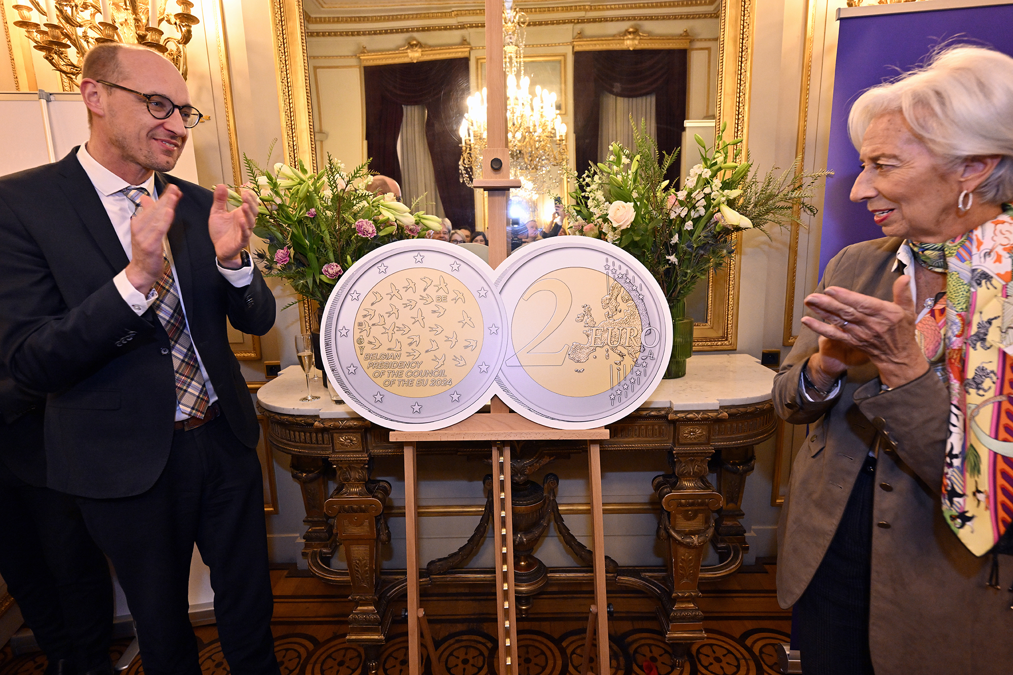 Finanzminister Van Peteghem und EZB-Chefin Lagarde bei der Vorstellung der Zwei-Euro-Münze