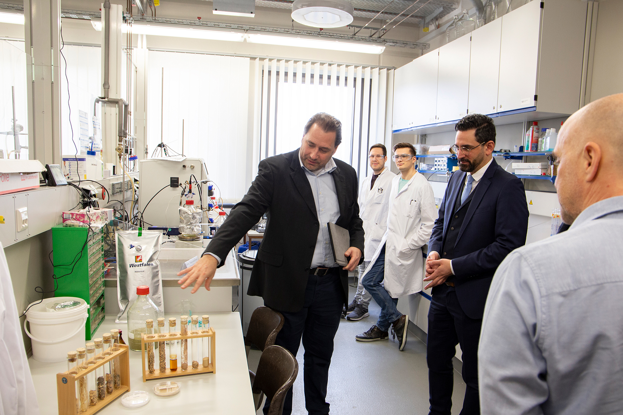 Minister Antoniadis im Labor Bioverfahrenstechnik (Bild: FH Aachen/Arnd Gottschalk)