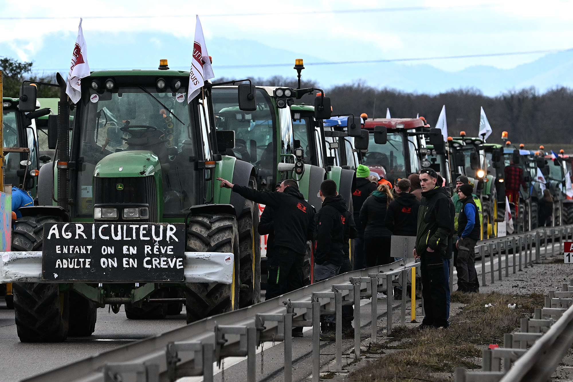 Bauernproteste am Donnerstag in Ottmarsheim an der französisch-deutschen Grenze (Bild: Patrick Hertzog/AFP)