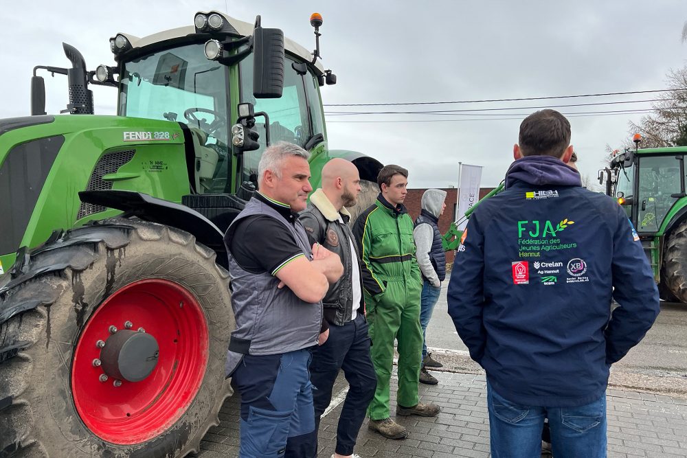 Landwirte blockierten am Samstag den Colruyt-Supermarkt in Hannut (Bild: Didier De Hoe/Belga)