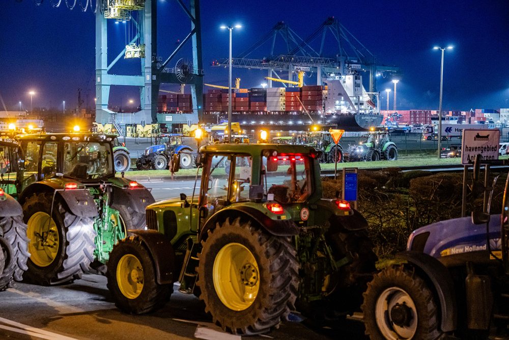 Bauernproteste im Hafen von Antwerpen am Dienstag (Bild: Jonas Roosens/Belga)