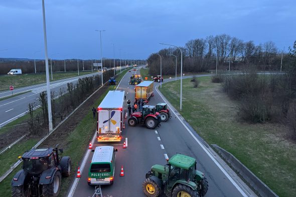 Bauern errichten Filterblockade an der Autobahnabfahrt Eupen/Baelen auf der E40 (Bild: Lena Orban/BRF)