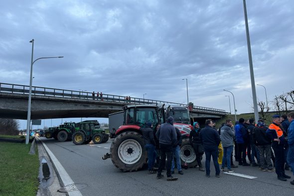 Bauern errichten Filterblockade an der Autobahnabfahrt Eupen/Baelen auf der E40 (Bild: Lena Orban/BRF)